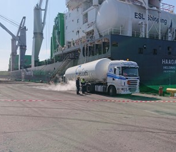 LNG transport and ship bunkering
